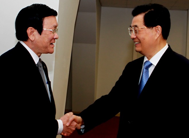 Chủ tịch nước Việt Nam Trương Tấn Sang gặp Nguyên Chủ tịch Trung Quốc Hồ Cẩm Đào nhân Hội nghị cấp cao APEC 20